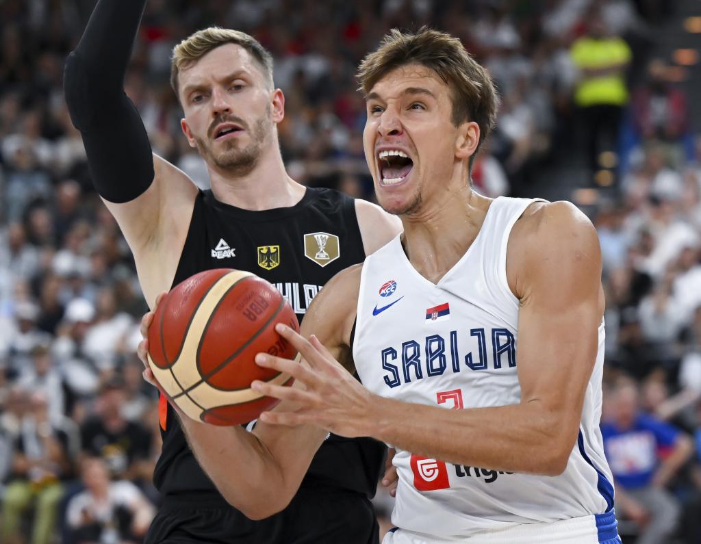 El serbio Bogdan Bogdanovic entra a canasta perseguido por el alemán Andreas Obst.