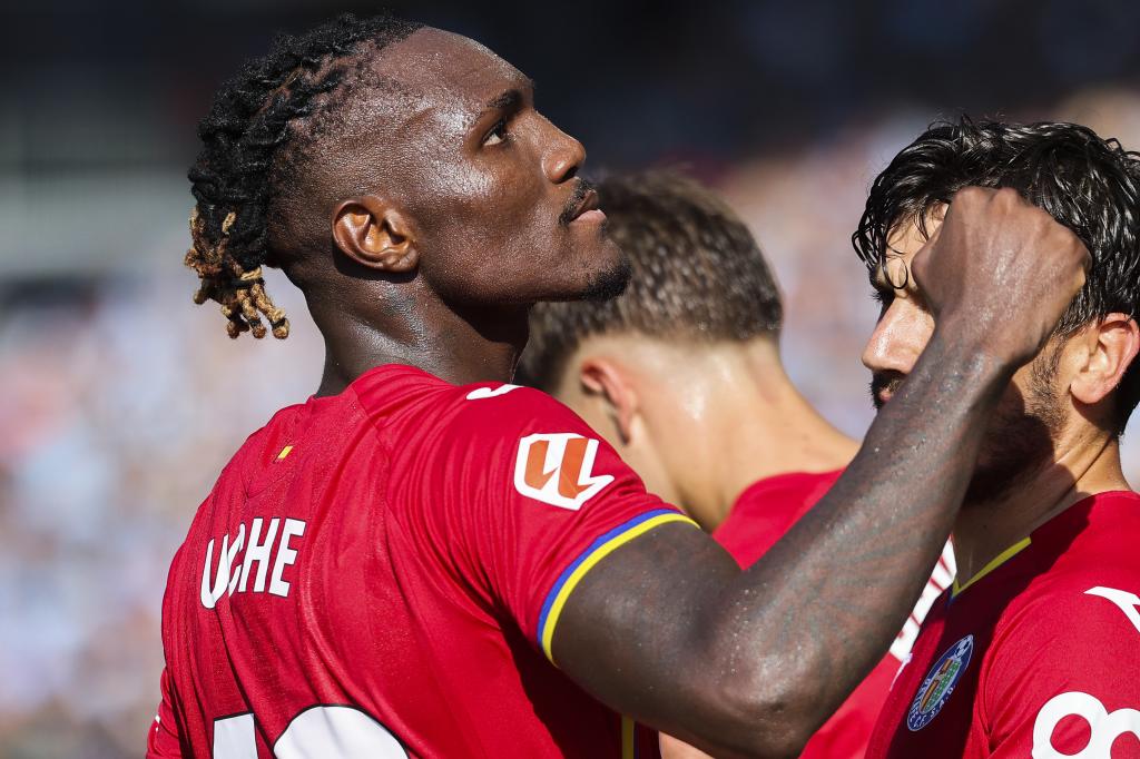 Uche celebrando el gol