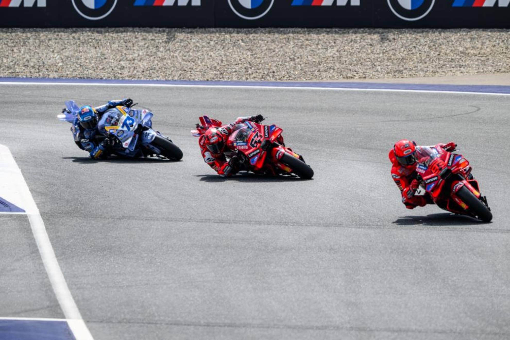 Bagnaia, entre los Márquez en Austria.