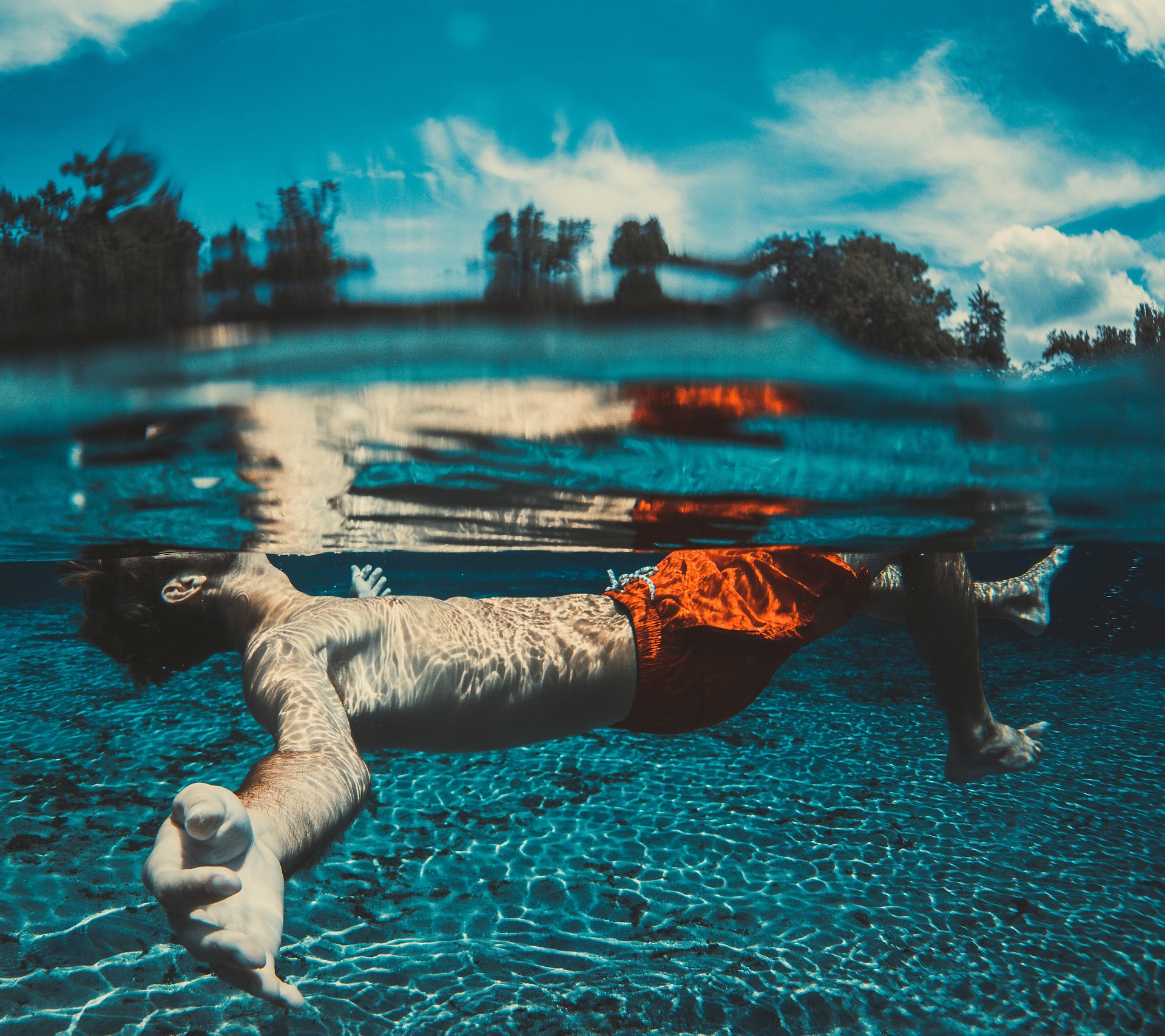 Un hombre disfruta de la piscina.