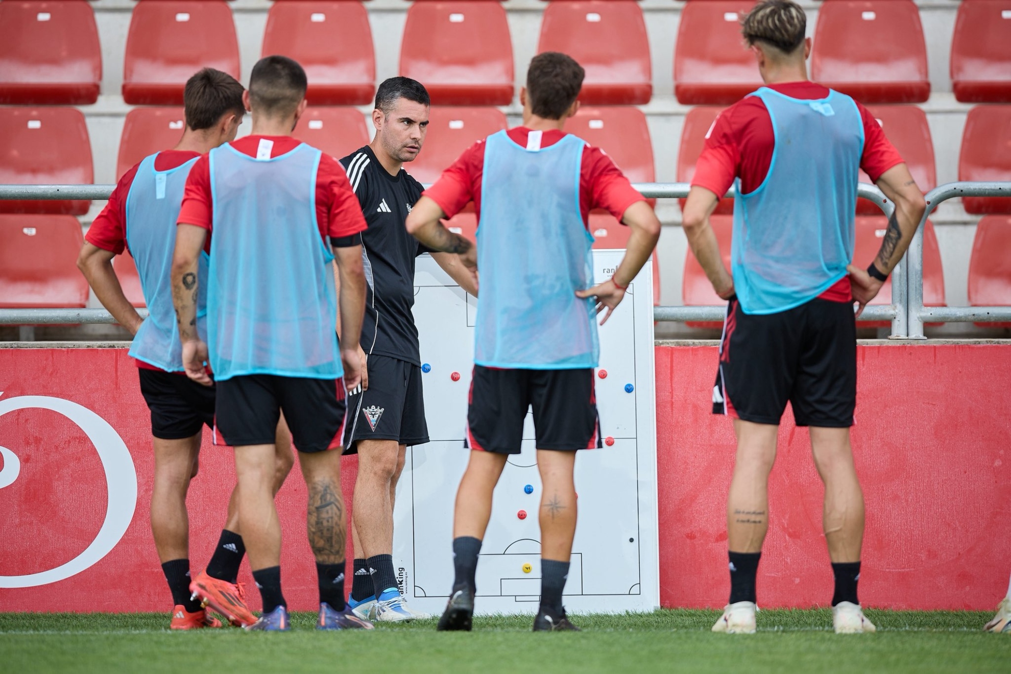 La plantilla del Mirandés, junto a Fran Justo, durante un entrenamiento.
