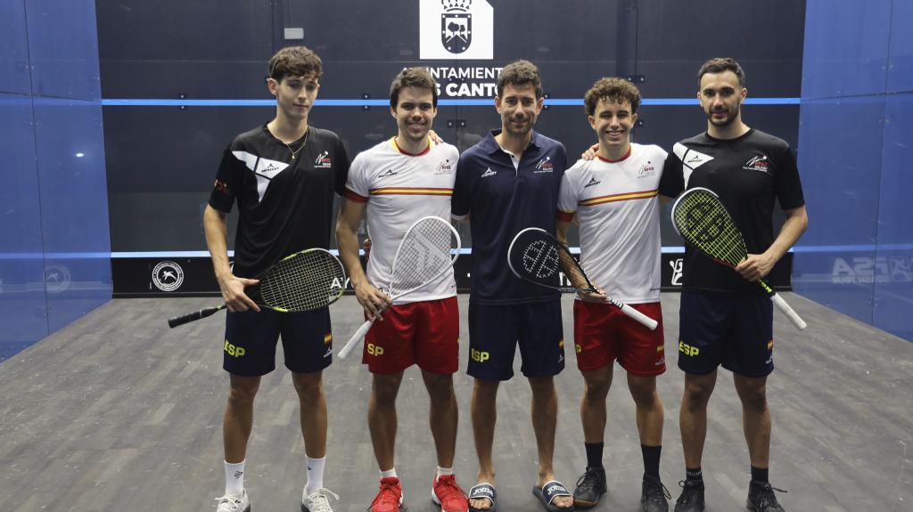 Iker Pajares, Iván Pérez, Edmon López y Hugo Lafuente, jugadores que representarán a España en el Europeo, junto al seleccionador Borja Golán.