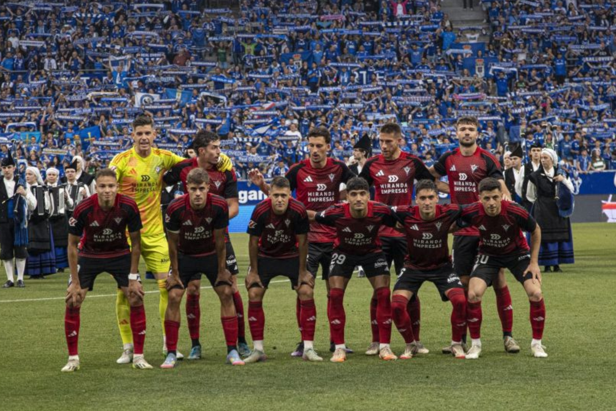 Alineación del Mirandés ante el Oviedo.