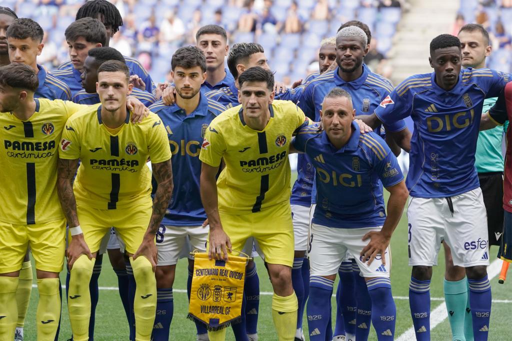 Gerard Moreno junto a Santi Cazorla antes del partido entre sus respectivos equipos
