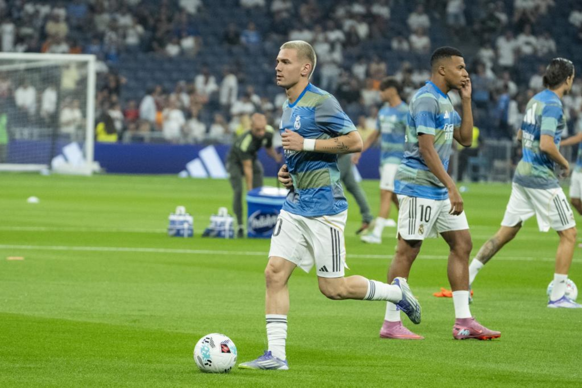Mastantuono calentando antes del partido.