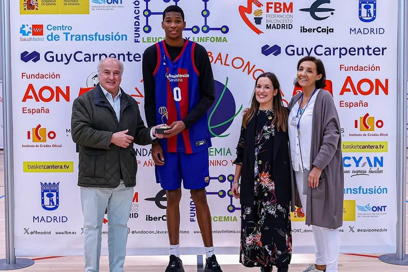 Mohamed Dabone, recibiendo el trofeo de MVP del Torneo Fundación Leucemia