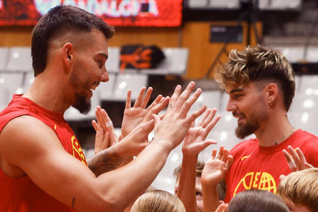 Juancho y Willy Hernangómez, durante un entrenamiento de la selección española.