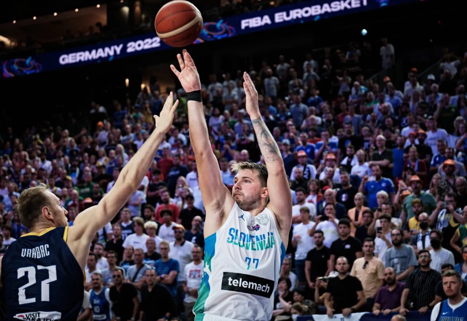 Luka Doncic lanza a canasta en un partido con la selección de Eslovenia.
