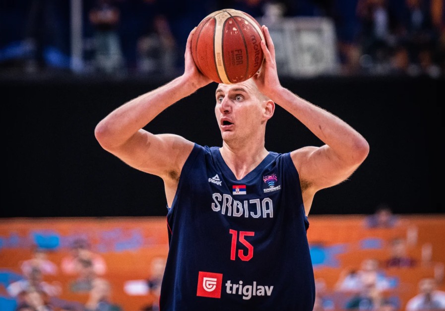 Nikola Jokic, pívot de Serbia.