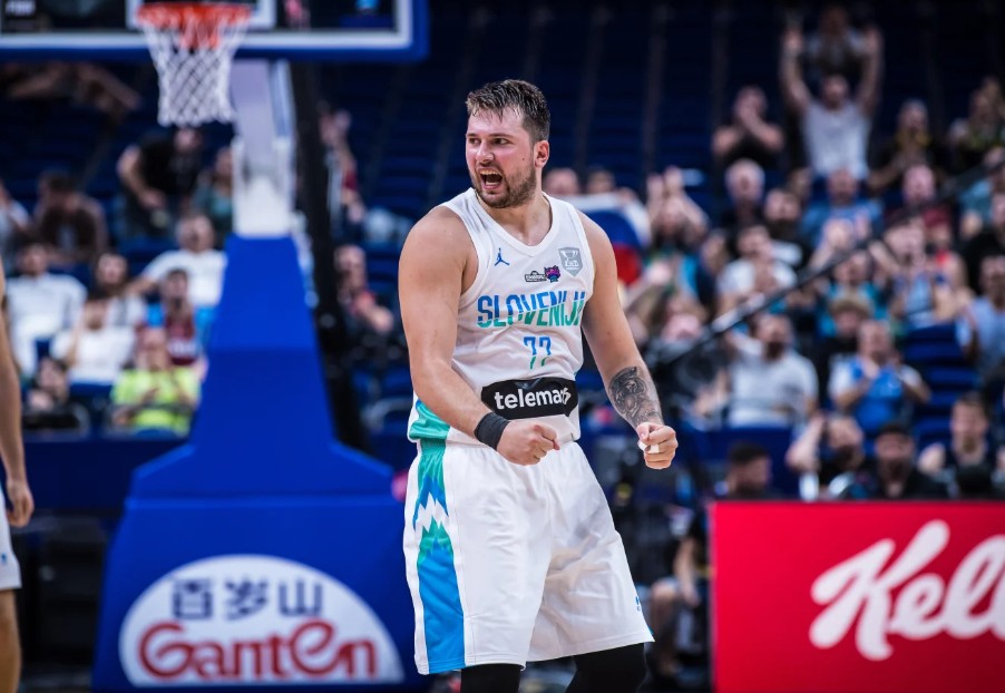 Luka Doncic celebra una canasta en un partido de Eslovenia.