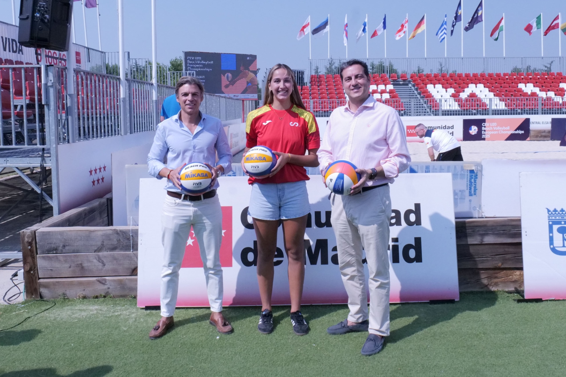 Alberto Tomé, Marta Carro and Felipe Pascual, from left to right, in the presentation of the European U20 of Volleyo Playa
