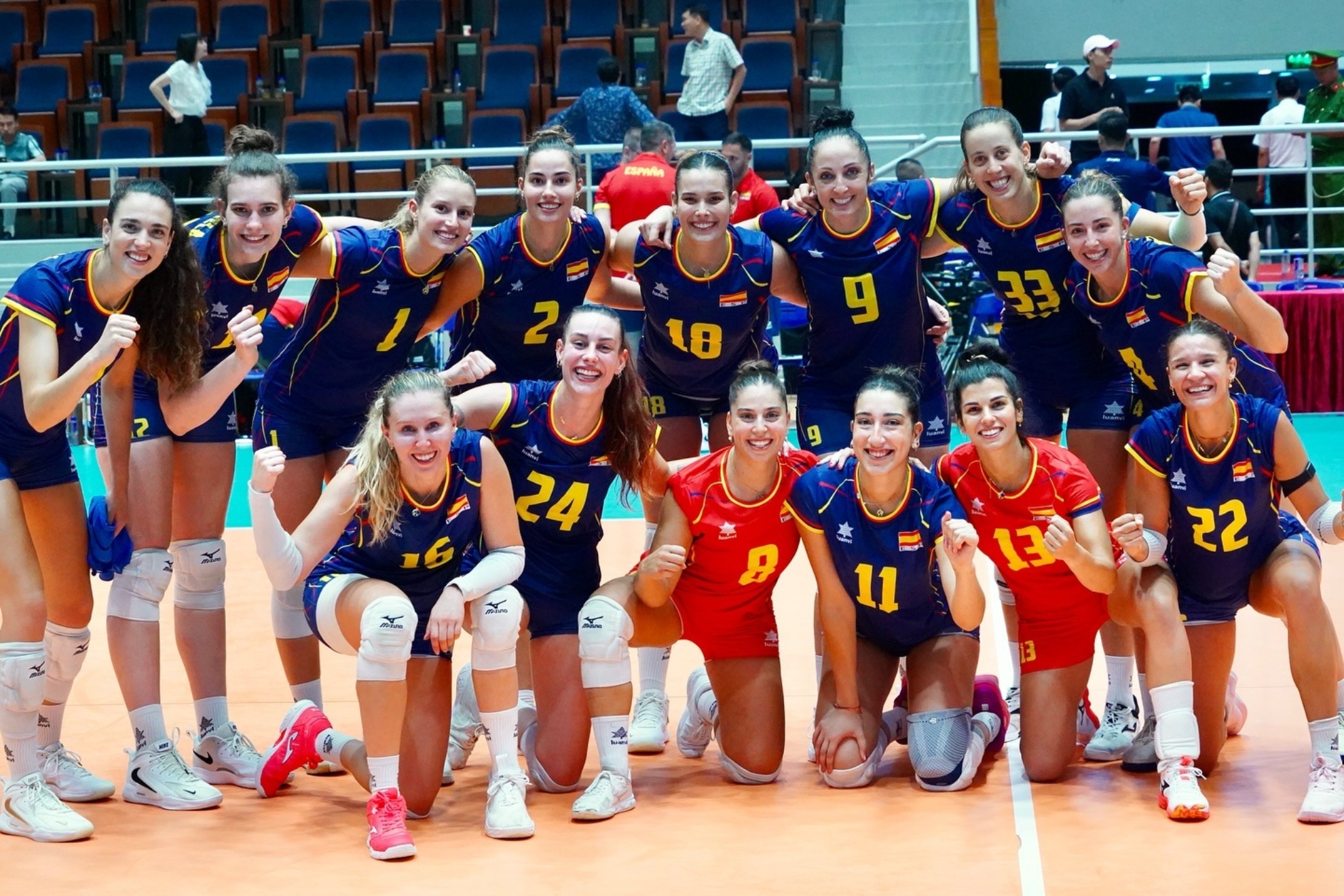 The selection celebrating the two victories in the friendlies prior to the World Cup against Kenia and Vietnam