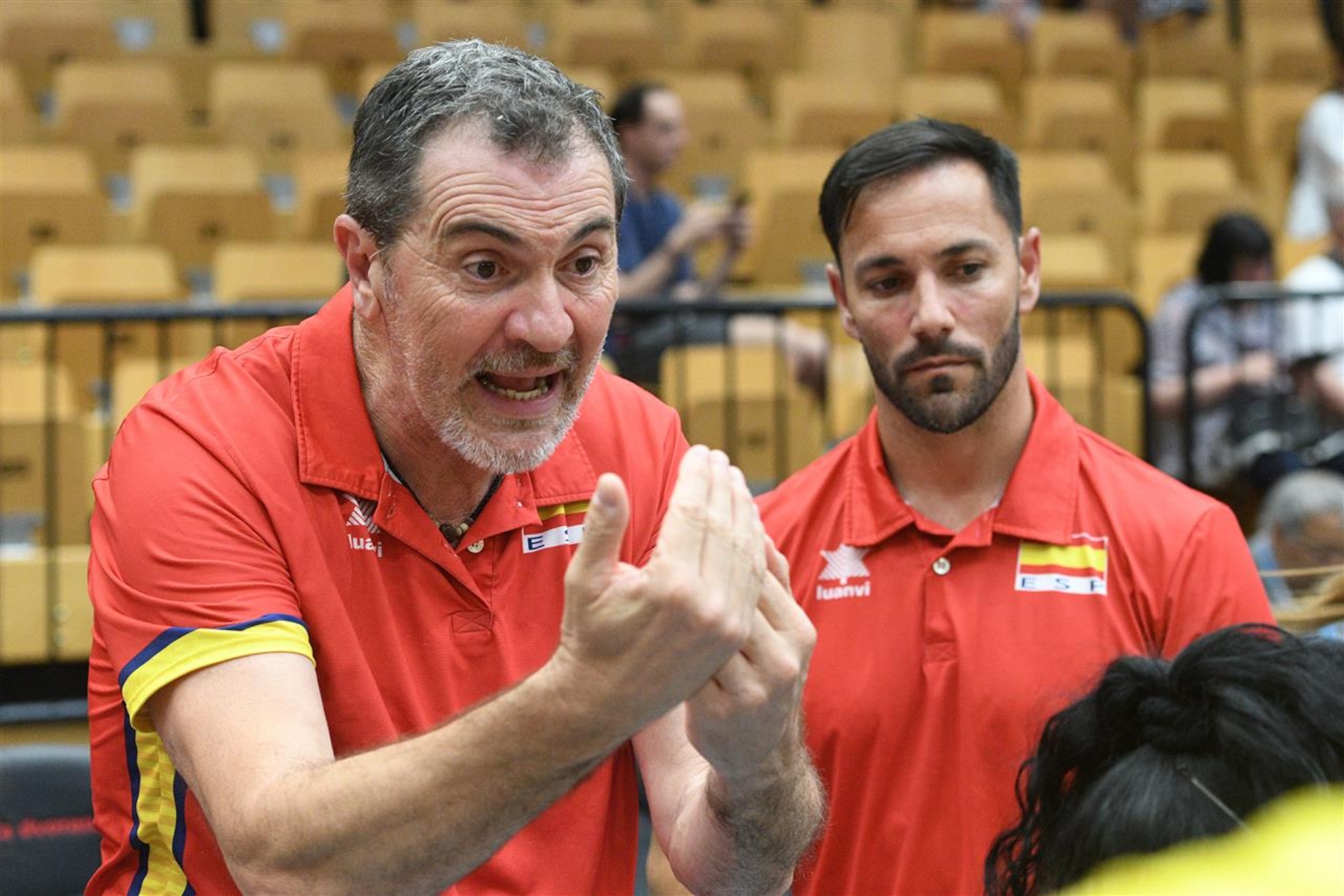 Pascual Saurín, on the left, giving indications accompanied by Higinio Artiles, his assistant