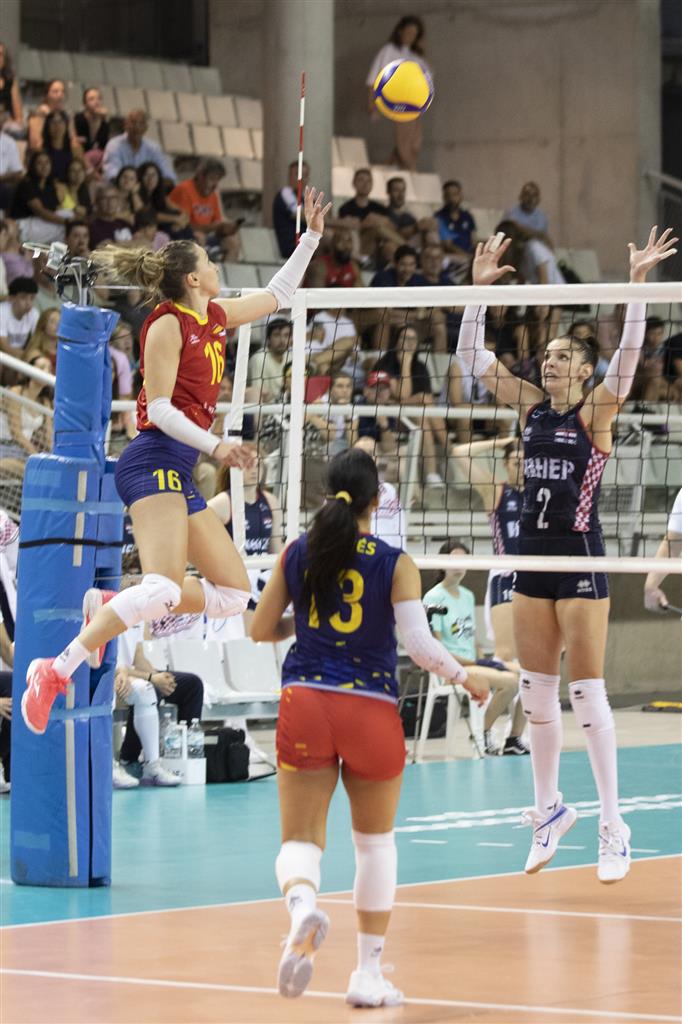 María Schlegel jumping to attack above Croatia blockade