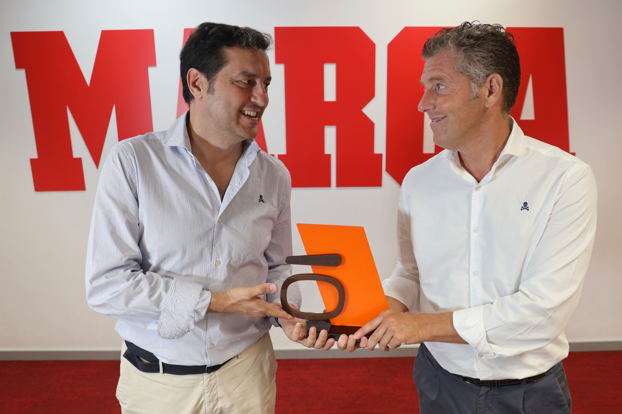 Felipe Pascual (I), president of the Royal Spanish Federation of Volleyball and Luis García (D), Marketing Director and Institutional Relations of the Higuerón Resort, in Marca.