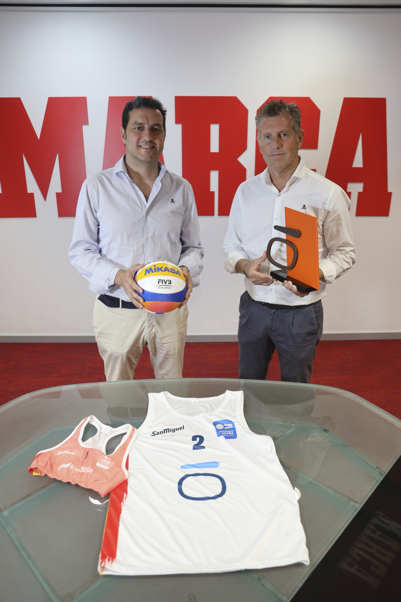 Felipe Pascual (I), president of the Royal Spanish Federation of Volleyball and Luis García (D), Marketing Director and Institutional Relations of the Higuerón Resort, in Marca.