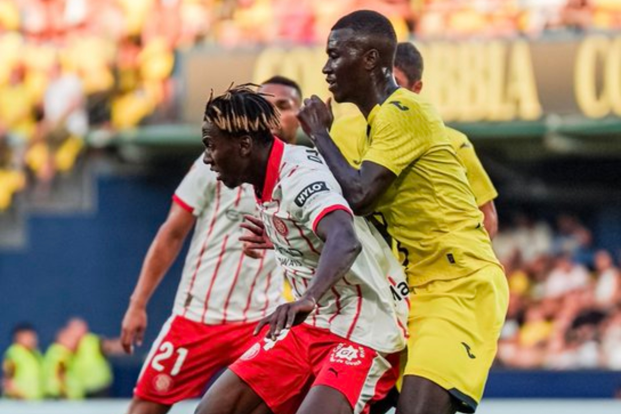 Dawda, durante una pugna en el área.