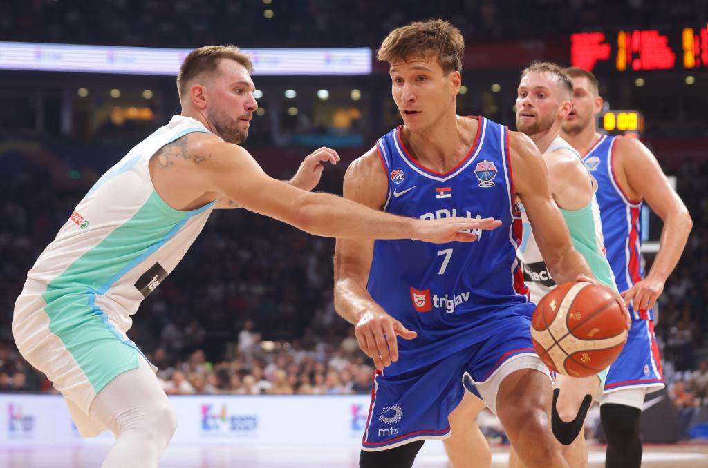 Bogdan Bogdanovic is pressed by Luka Doncic in the friendly Serbia-Eslovenia.