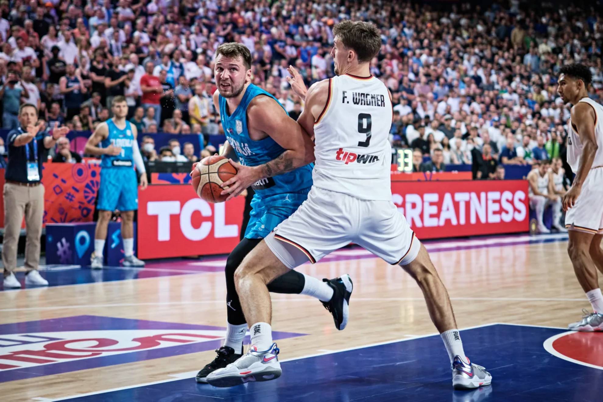 Franz Wagner tries to avoid entry to Luka Doncic basket.