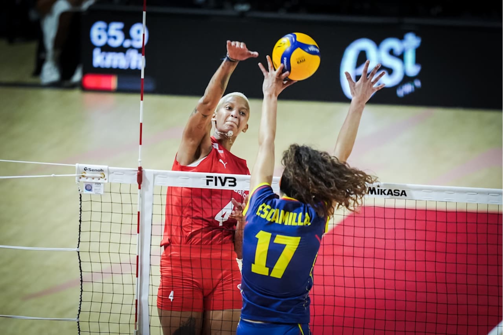Ana Escamilla blocking one of the best players in the world, Melissa Vargas, in the first match of the World Cup in Thailand between Spain and Türkiye