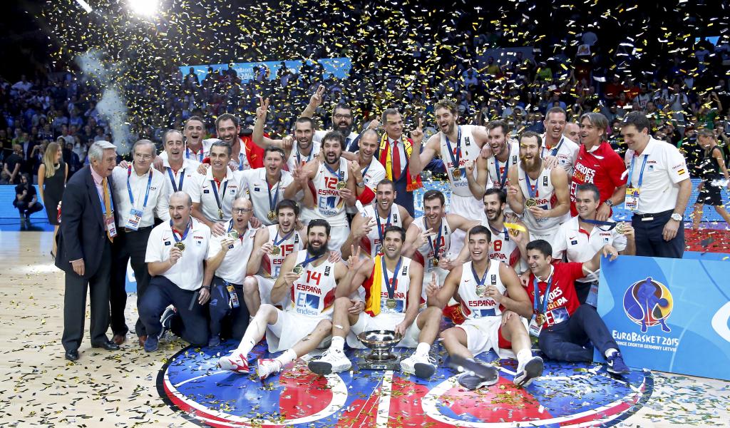 The selection celebrates the victory in the Eurobasket of 2015.