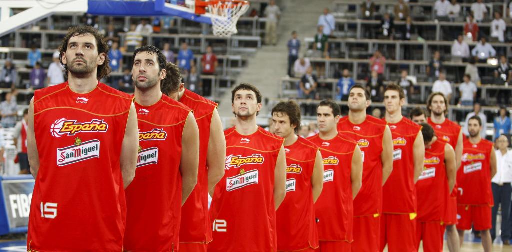 The players of the Spanish team listen to the anthem before a 2009 Eurobasket match.