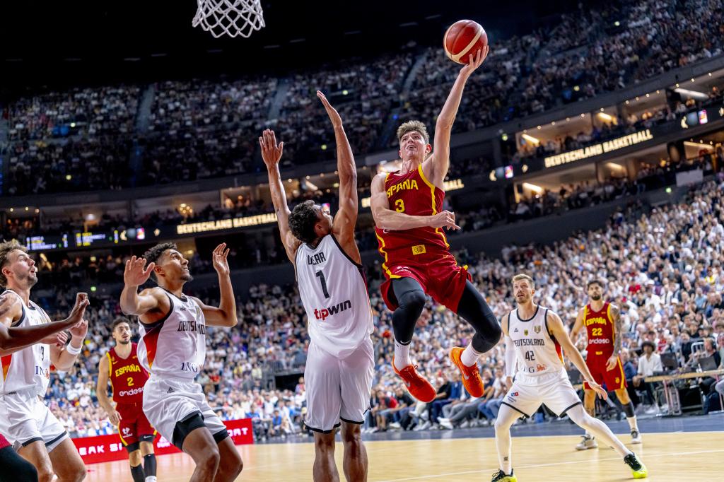 Sergio de Larrea (3D) launches against the pivot wing of Germany Oscar da Silva (c) During the friendly match preparatory for the Eurobasket 2025. EFE/Feb/Alberto Nevado