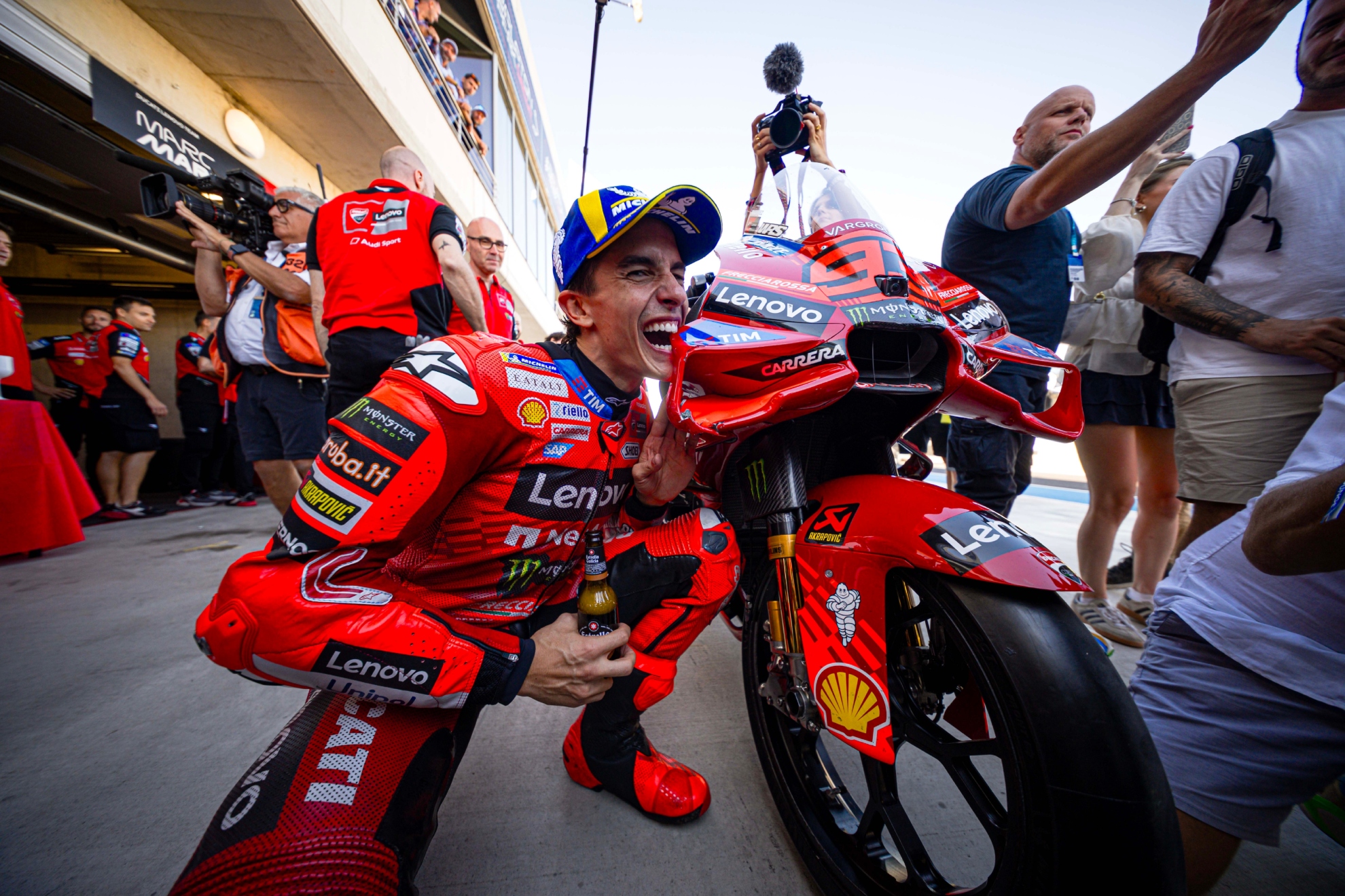 Marc muerde un ala de la Ducati.