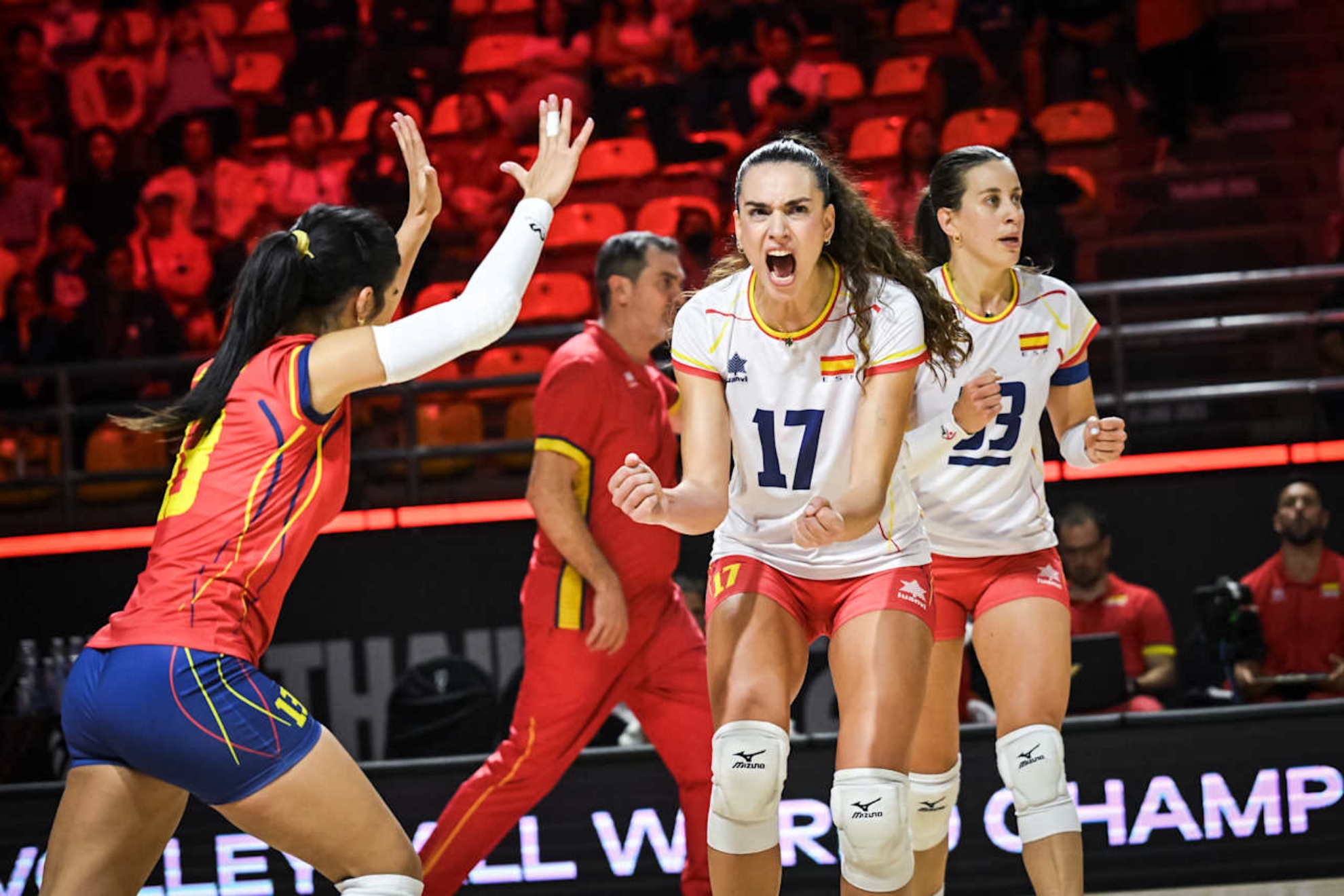 Ana Escamilla celebrating a point at the watchful eye of Patricia Llabrés