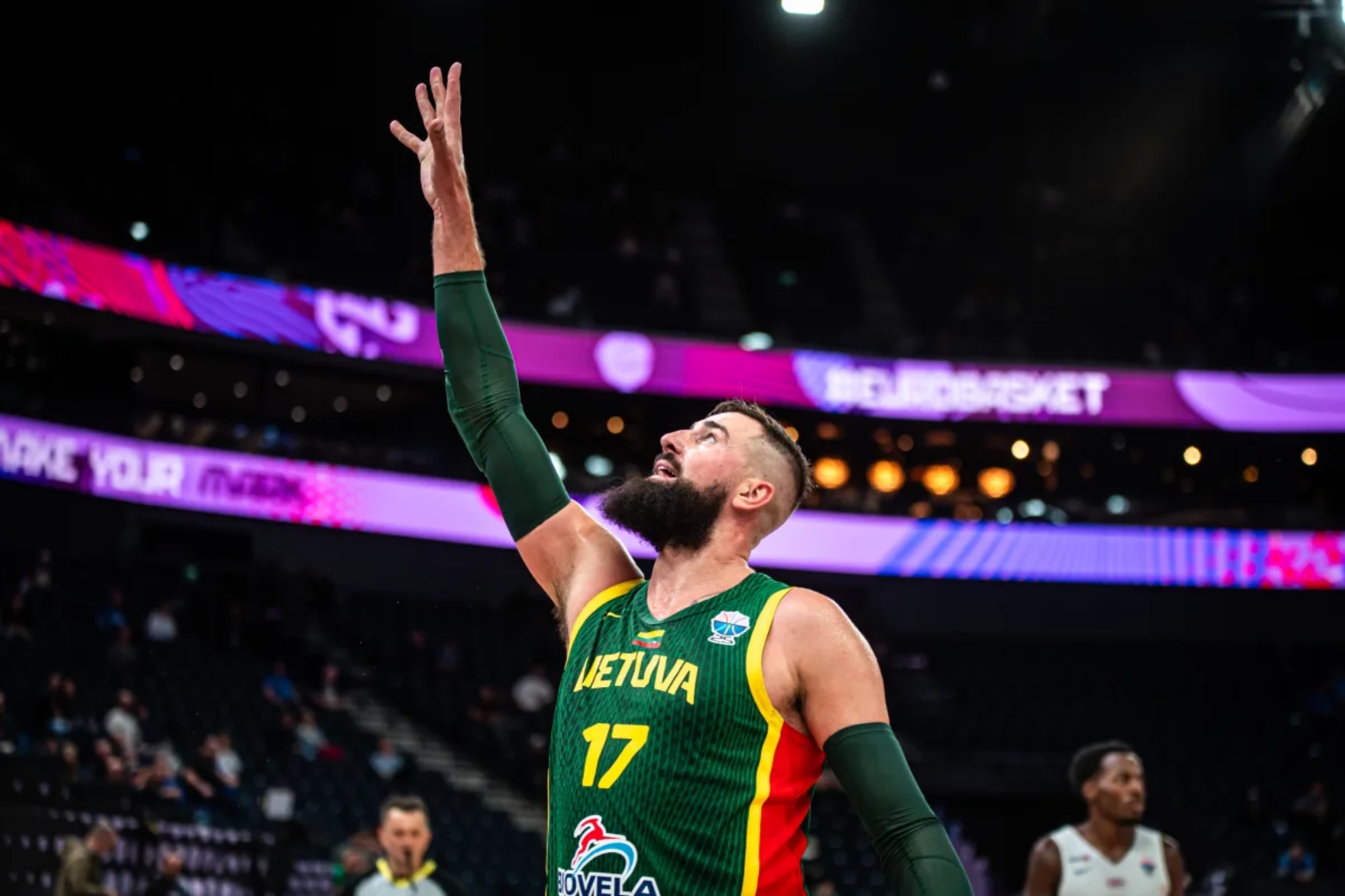 Valanciunas celebrando la victoria