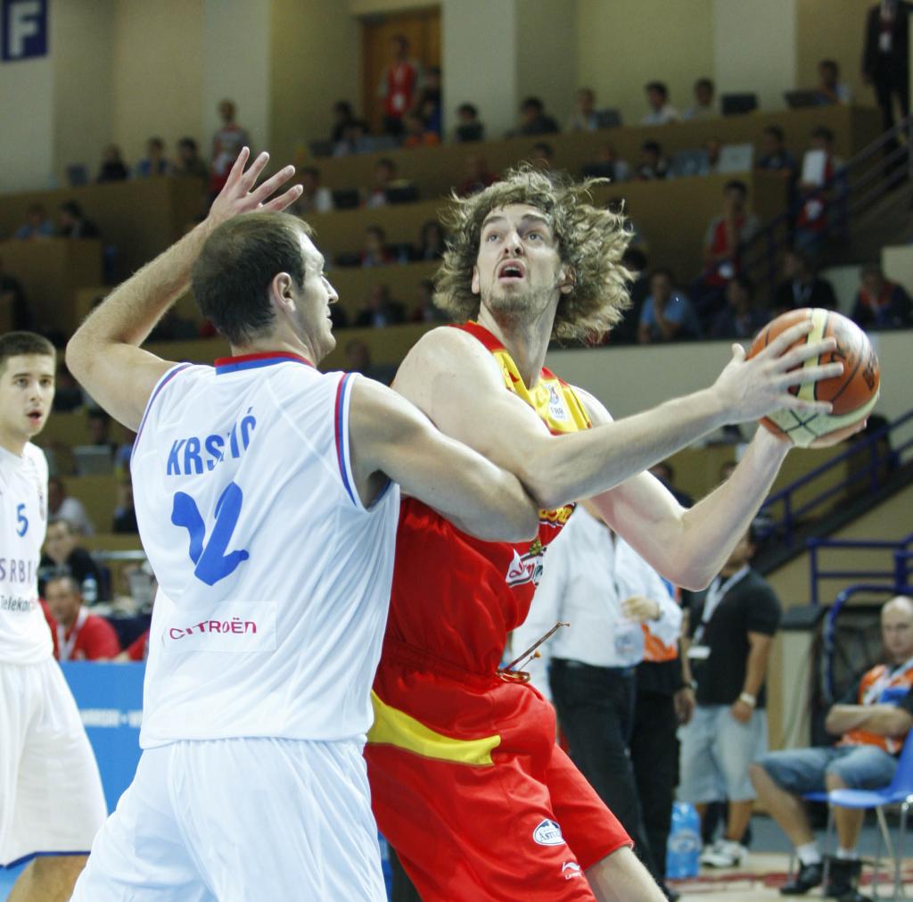 Pau Gasol intenta superar la defensa de Nenad Krstic en el primer partido del Eurobasket de 2009.