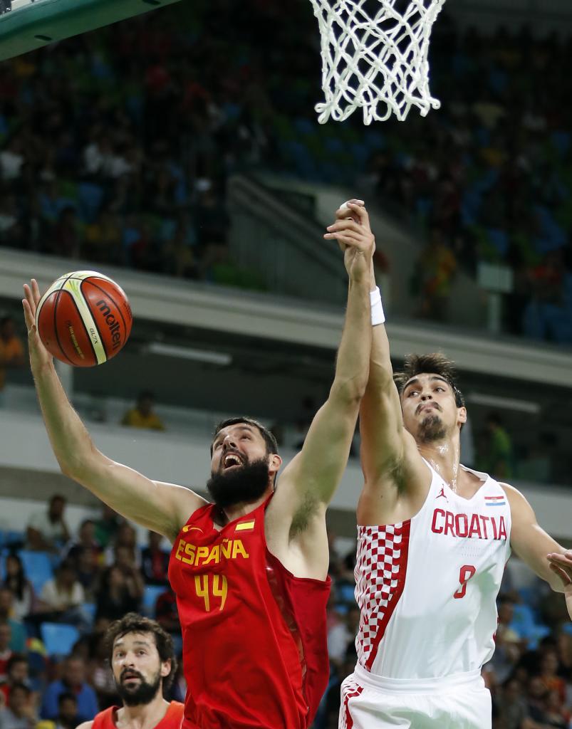 Nikola Mirotic intenta anotar ante Dario Saric en el primer partido de los Juegos de 2016 frente a Croacia.