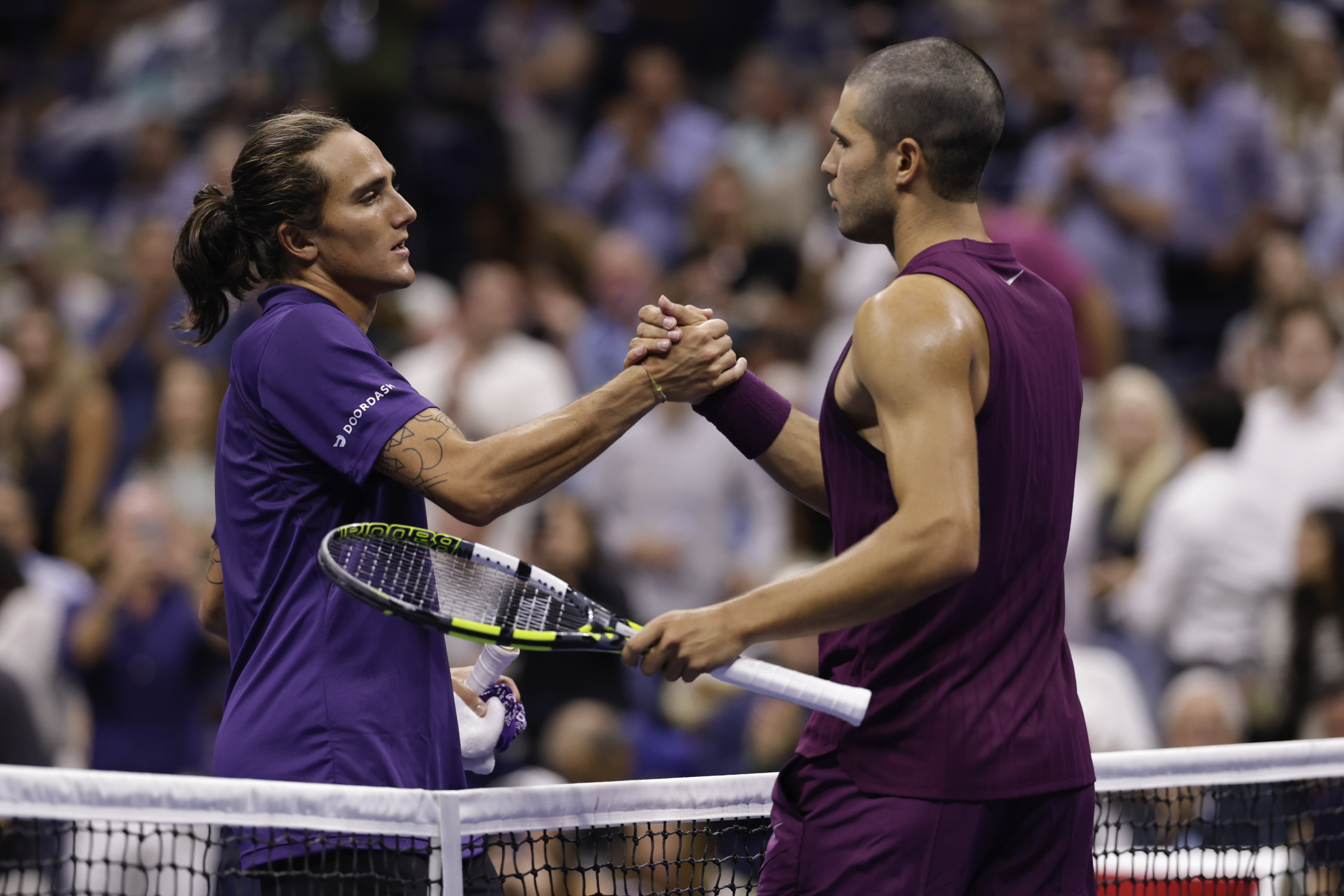 Alcaraz saluda a Bellucci en la red.