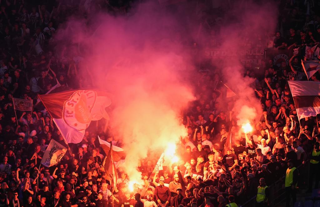 Los aficionados del St. Pauli celebran con bengalas el primer gol.