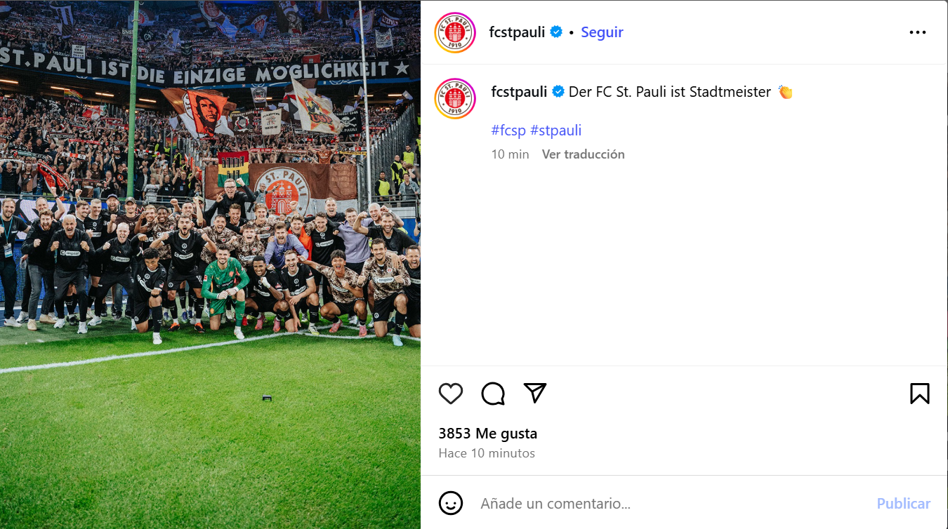 La celebración de los jugadores del St. Pauli con su afición al final del partido.