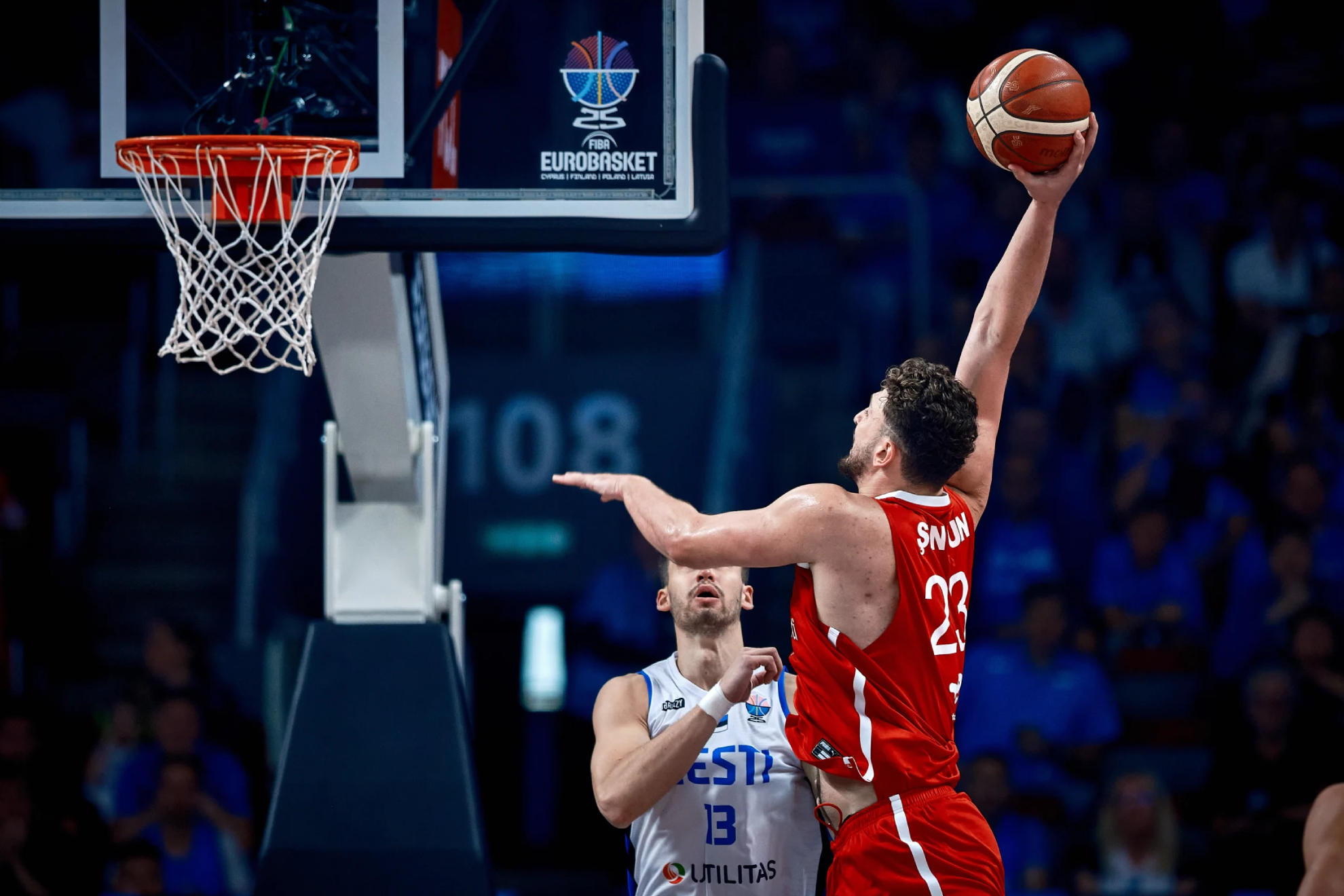 Sengun prepares to crush Hermet.