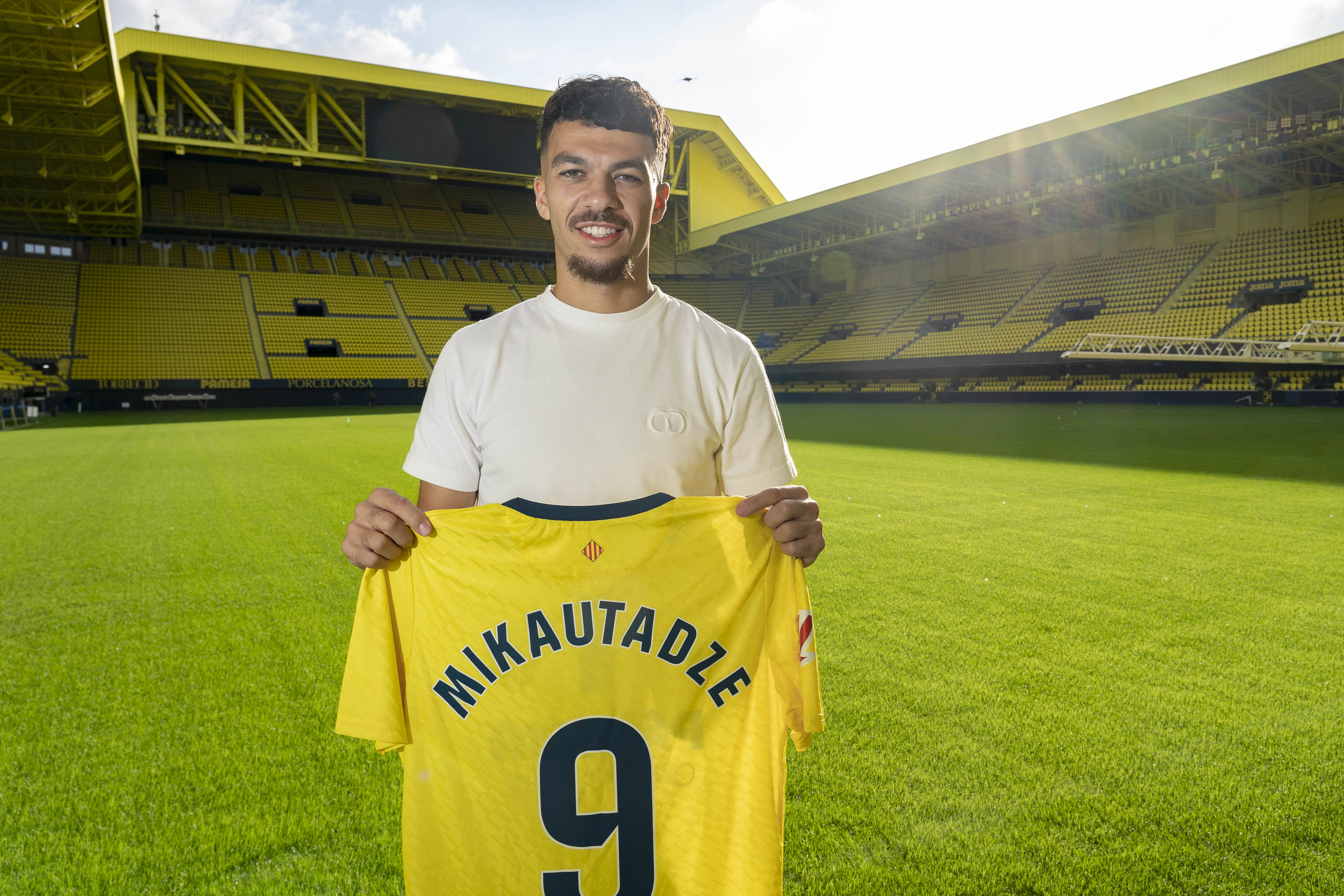 Mikautadze si pone con la camicia villara.