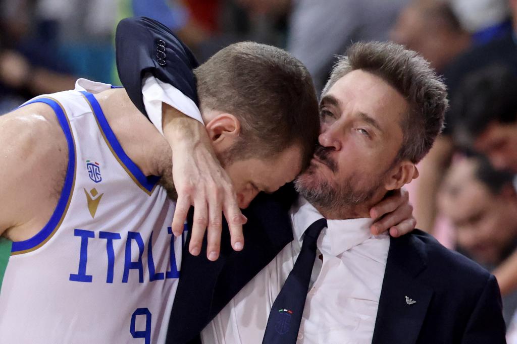 Gianmarco Pozzecco Besa a on Jugador Nicolo Melli.