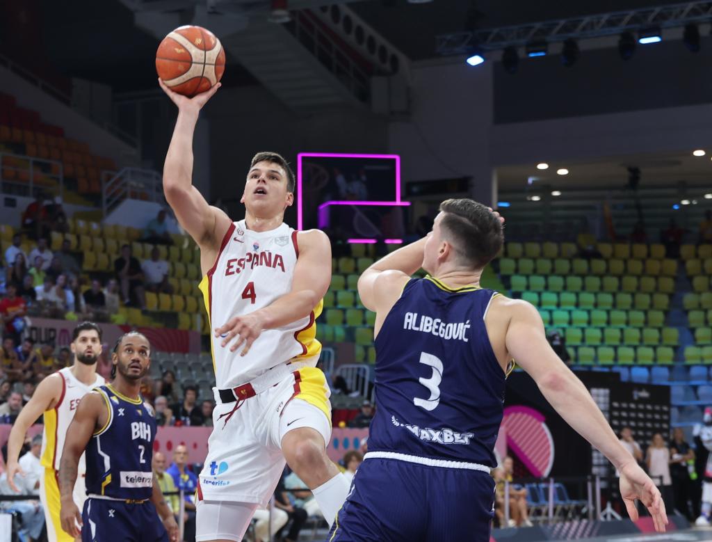 Jaime Pradilla throws basket in the match against Bosnia and Herzegovina.