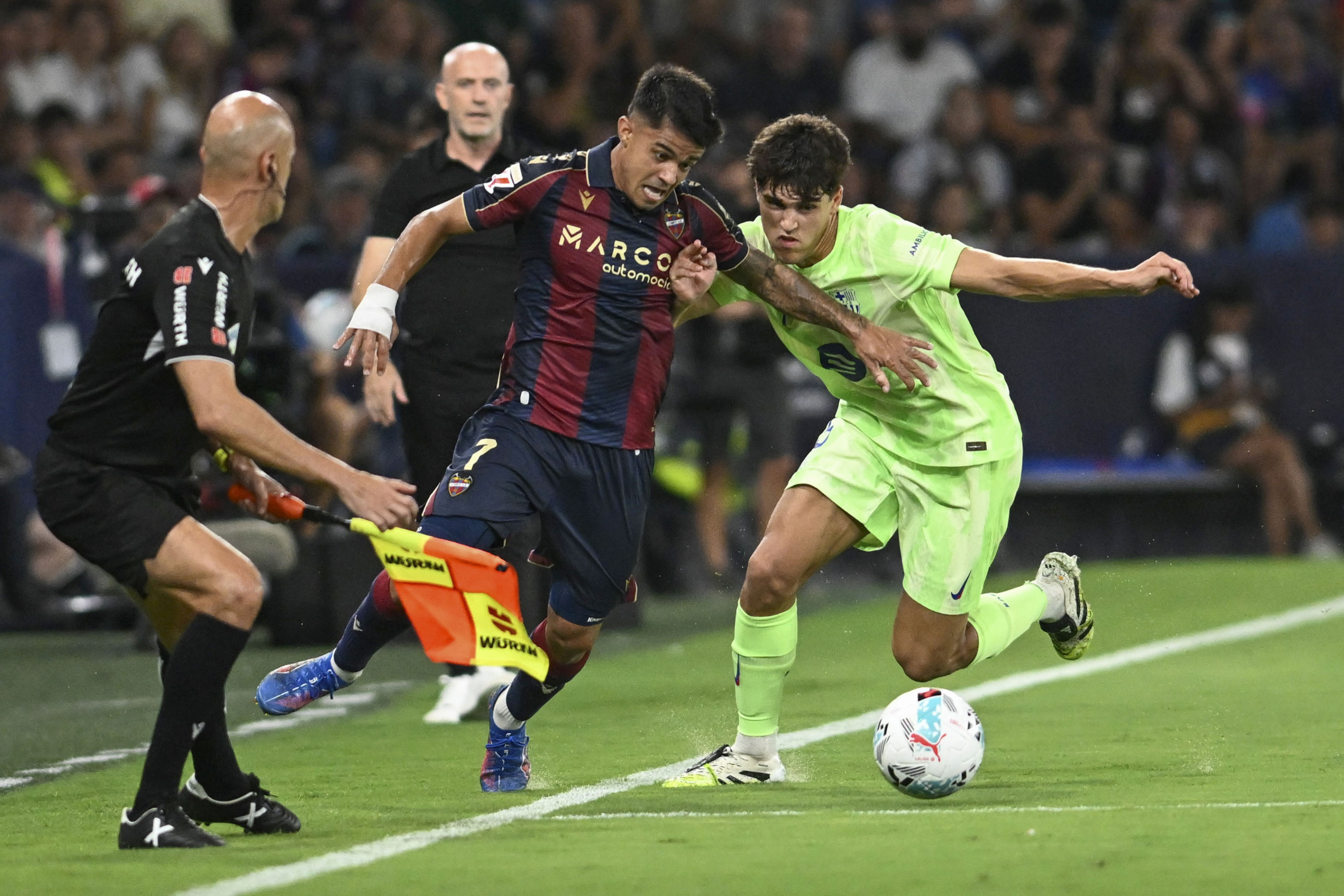 Pau Cubarsí ante Brugué en el partido frente al Levante.