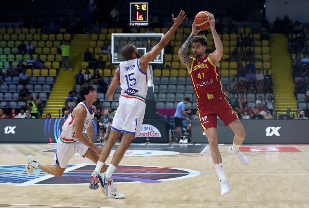 Juancho Hernangómez, defended by Darius Thompson.