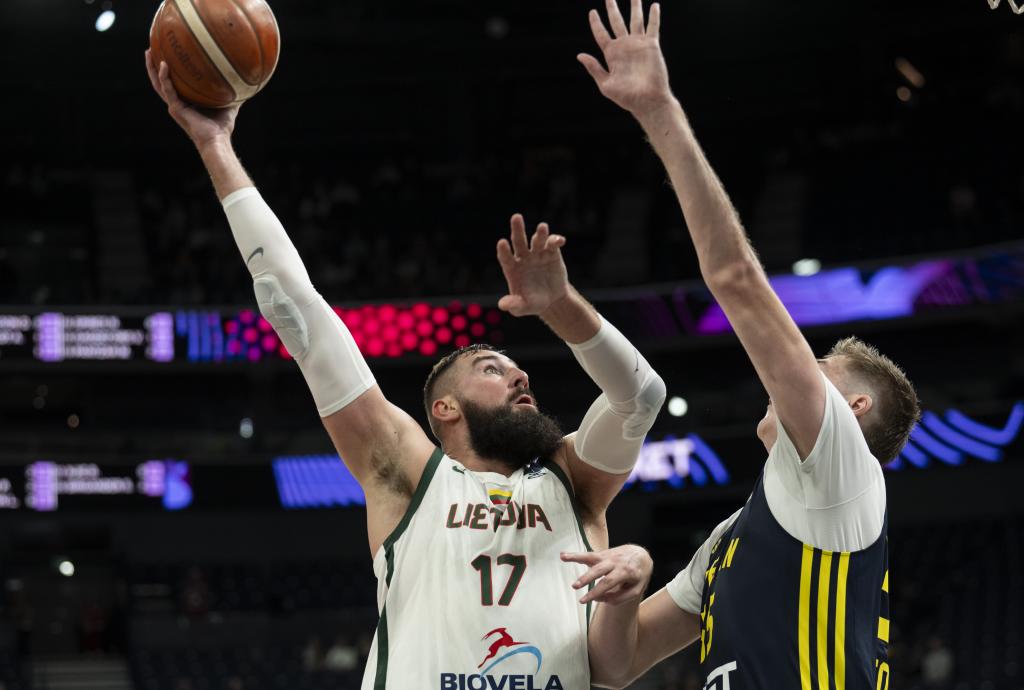 Jonas Valanciunas, estrella de Lituania, lanza un gancho en el partido ante Suecia.