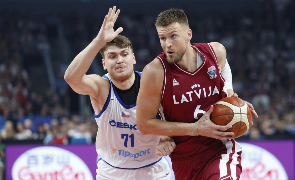 Kristaps Porzingis intenta superar la defensa de Martin Svoboda en el Letonia-Chequia.