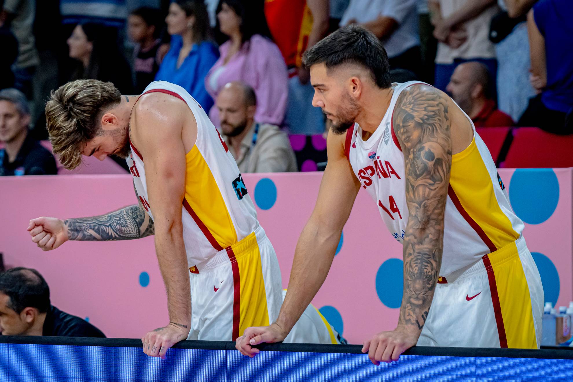 Juancho y Willy Hernangómez, en el banquillo.